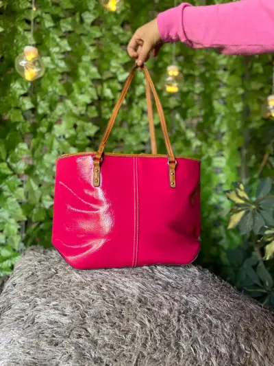 Bolso tote rojo brillante con asas marrones - miniatura 4