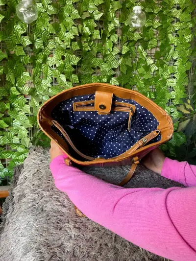 Bolso tote rojo brillante con asas marrones - miniatura 5
