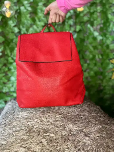 Mochila roja de cuero elegante - miniatura 1
