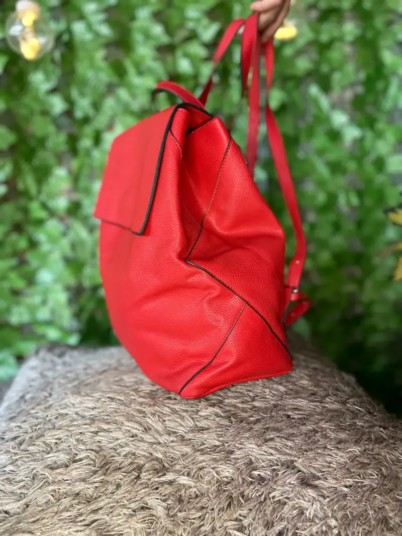Mochila roja de cuero elegante - 2