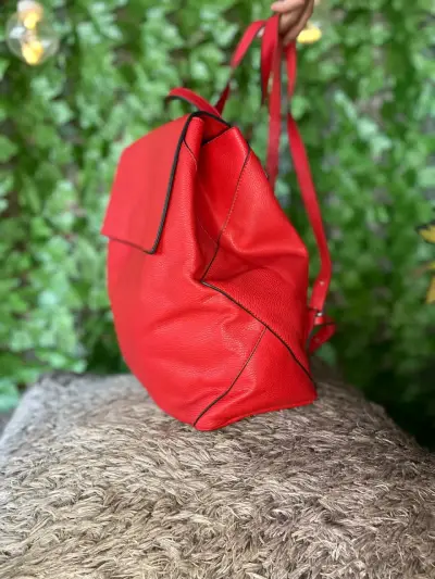 Mochila roja de cuero elegante - miniatura 2