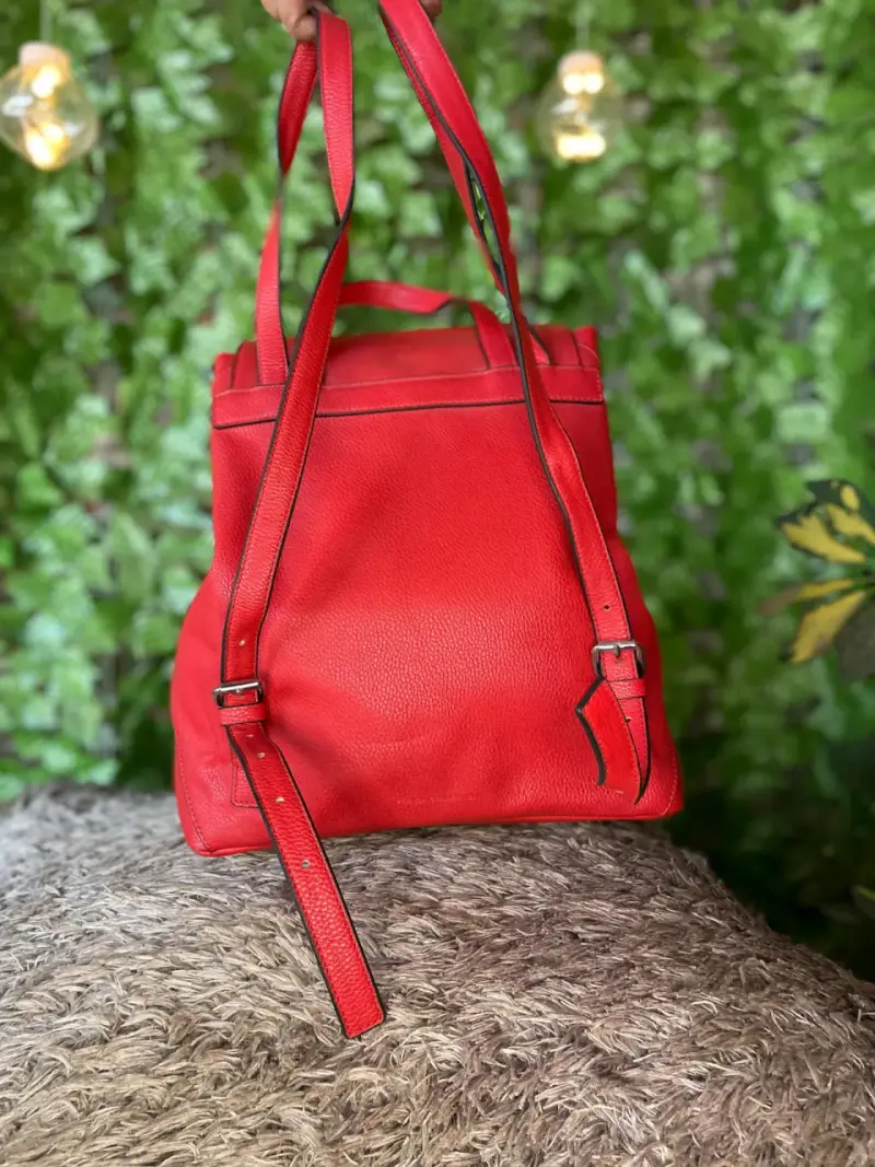 Mochila roja de cuero elegante - 4