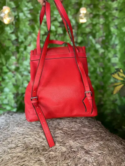 Mochila roja de cuero elegante - miniatura 4