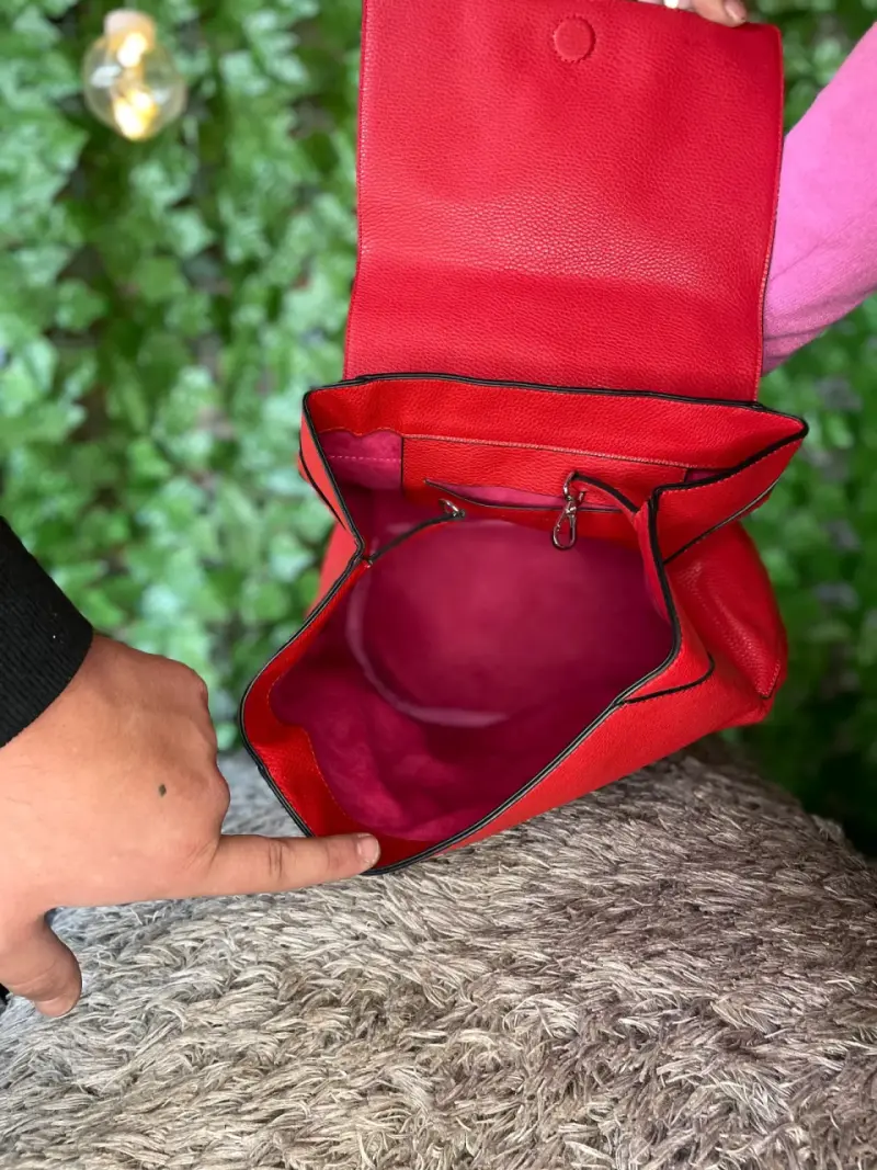 Mochila roja de cuero elegante - 5