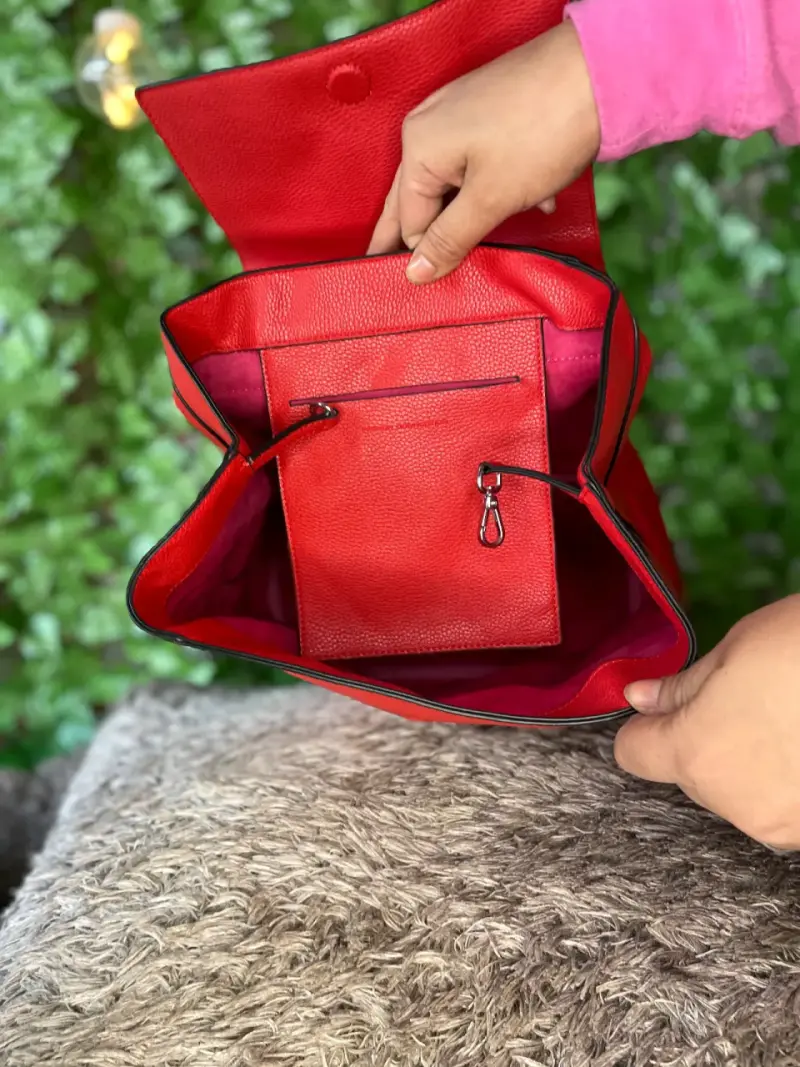 Mochila roja de cuero elegante - 6