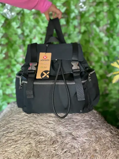 Mochila negra Xtrem con múltiples compartimentos - miniatura 1