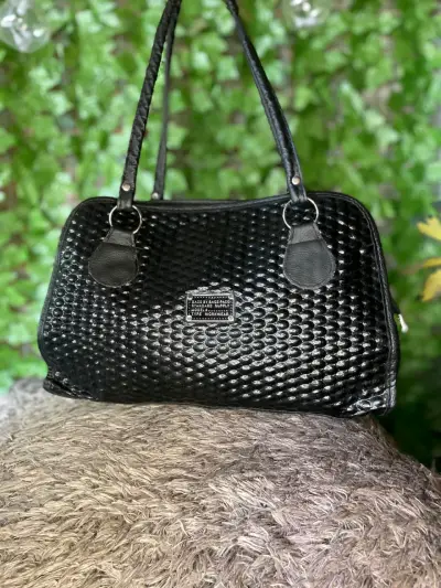 Bolso negro texturizado elegante - miniatura 1