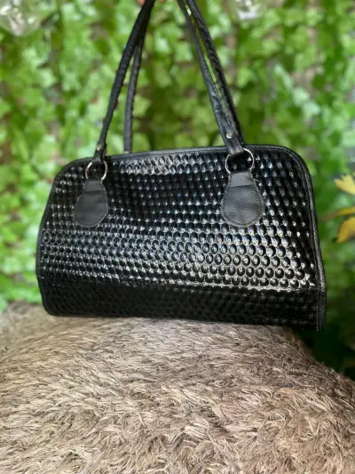 Bolso negro texturizado elegante - miniatura 2