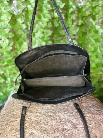 Bolso negro texturizado elegante - miniatura 3