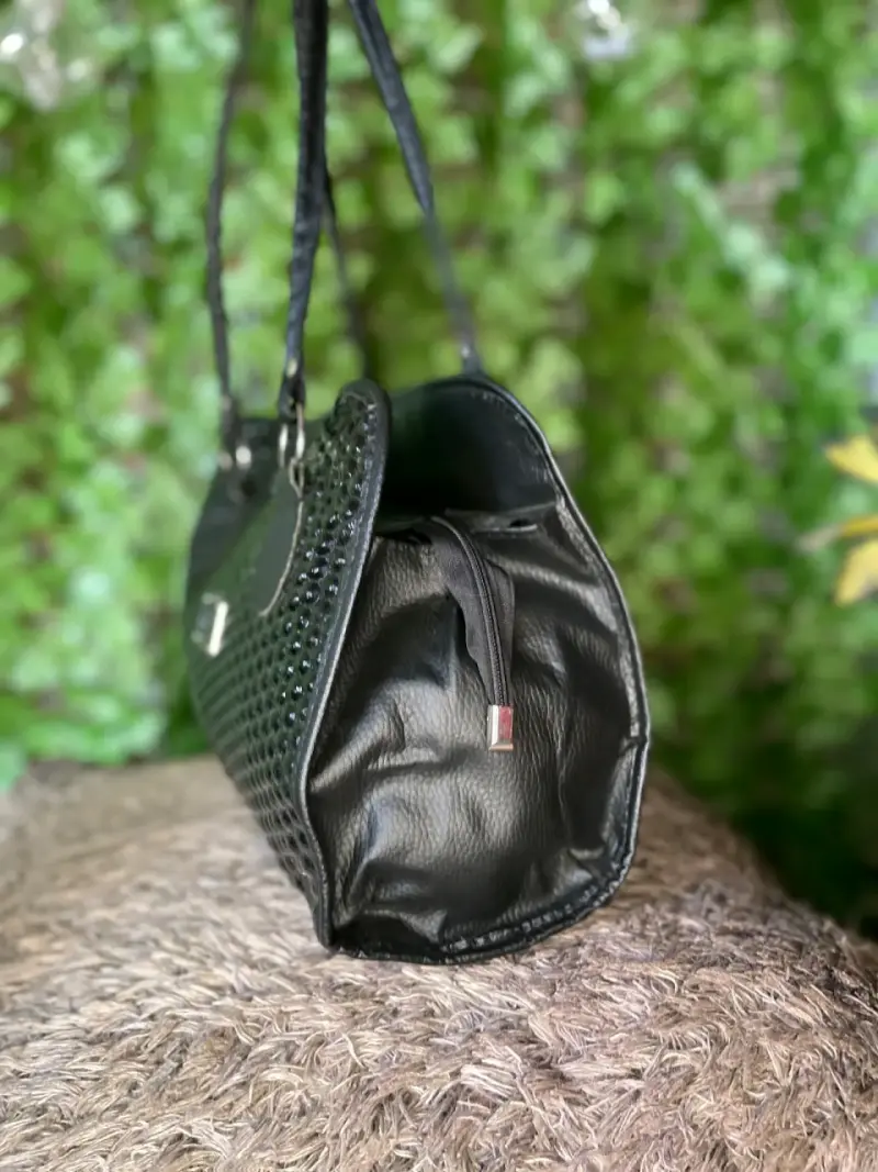 Bolso negro texturizado elegante - 4