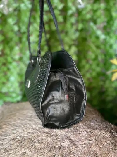Bolso negro texturizado elegante - miniatura 4
