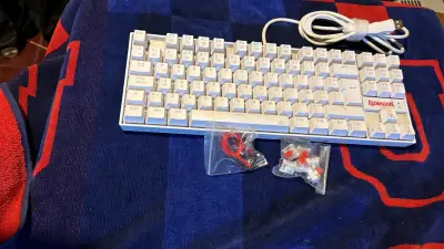 Teclado mecánico Redragon blanco con cable USB - miniatura 1