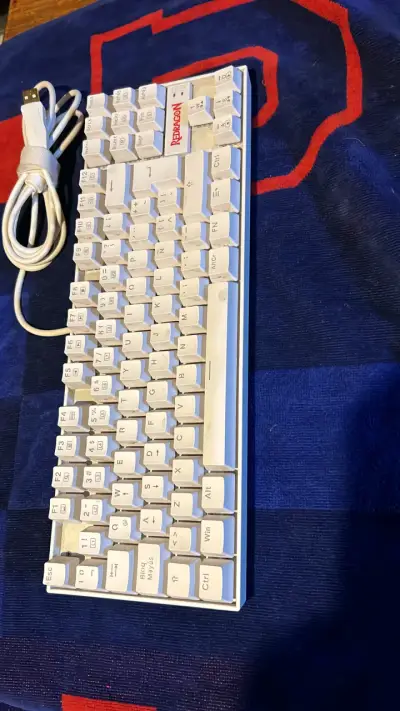 Teclado mecánico Redragon blanco con cable USB - miniatura 2