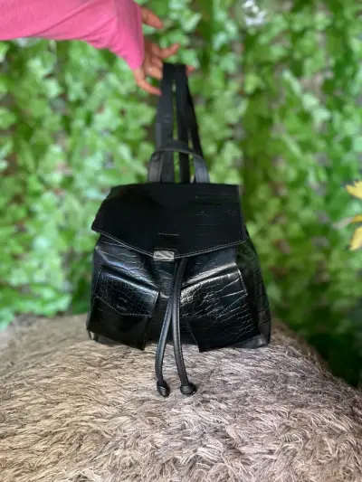 Mochila negra de cuero estilo cocodrilo - miniatura 1