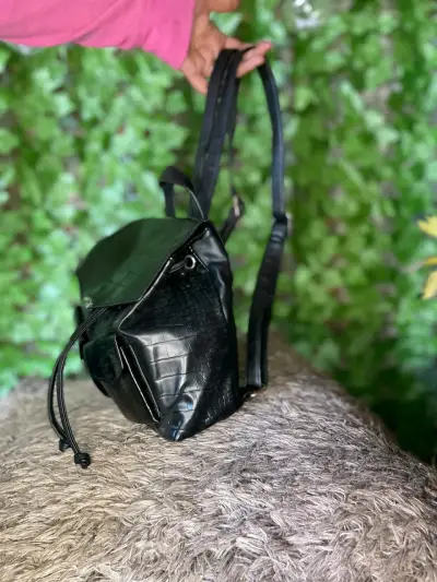 Mochila negra de cuero estilo cocodrilo - miniatura 2