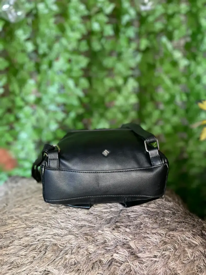 Mochila negra de cuero estilo cocodrilo - 5