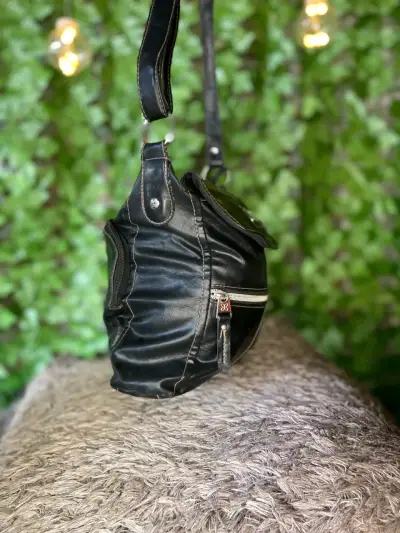 Bolso bandolera negro Relic de cuero - miniatura 3