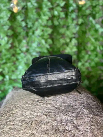 Bolso bandolera negro Relic de cuero - miniatura 4