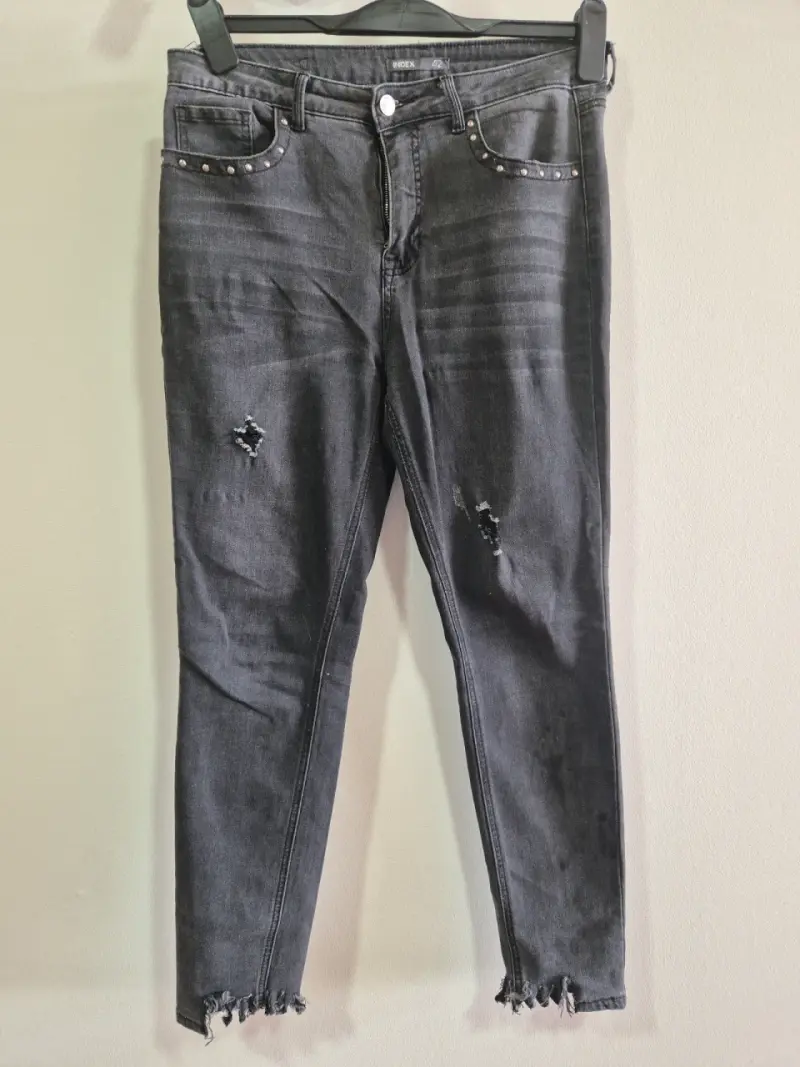 Jeans negros desgastados con tachas