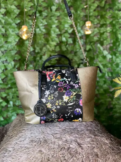 Bolso de mano floral con detalles dorados - miniatura 1