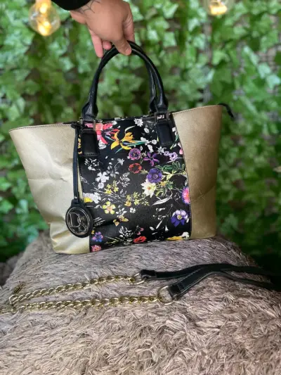 Bolso de mano floral con detalles dorados - miniatura 2