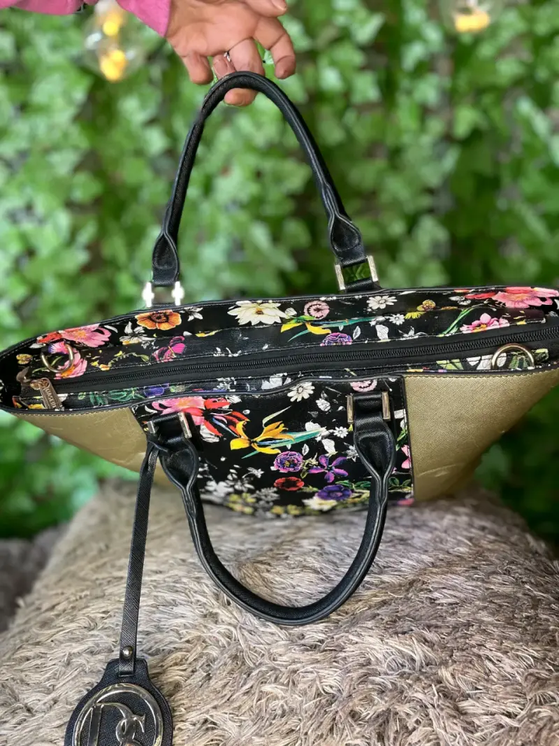 Bolso de mano floral con detalles dorados - 4