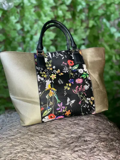 Bolso de mano floral con detalles dorados - miniatura 5