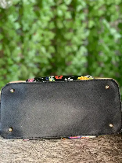 Bolso de mano floral con detalles dorados - miniatura 6