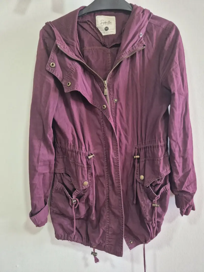 Chaqueta morada Sybilla con capucha