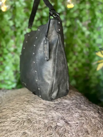 Bolso negro de cuero con tachas - miniatura 1