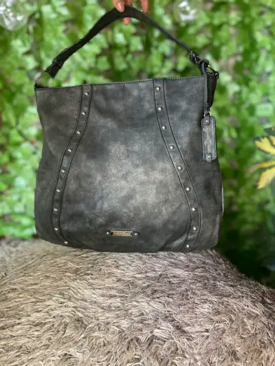 Bolso negro de cuero con tachas - miniatura 2