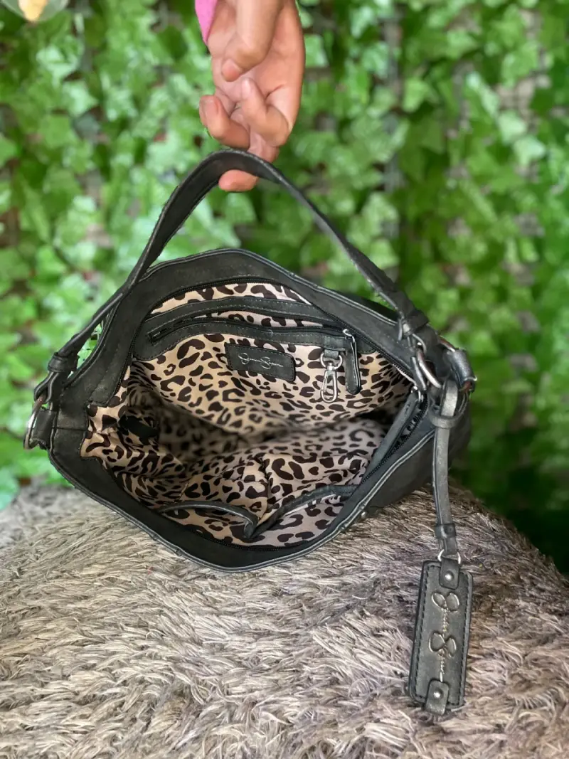 Bolso negro de cuero con tachas - 4