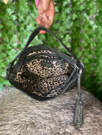 Bolso negro de cuero con tachas - miniatura 4