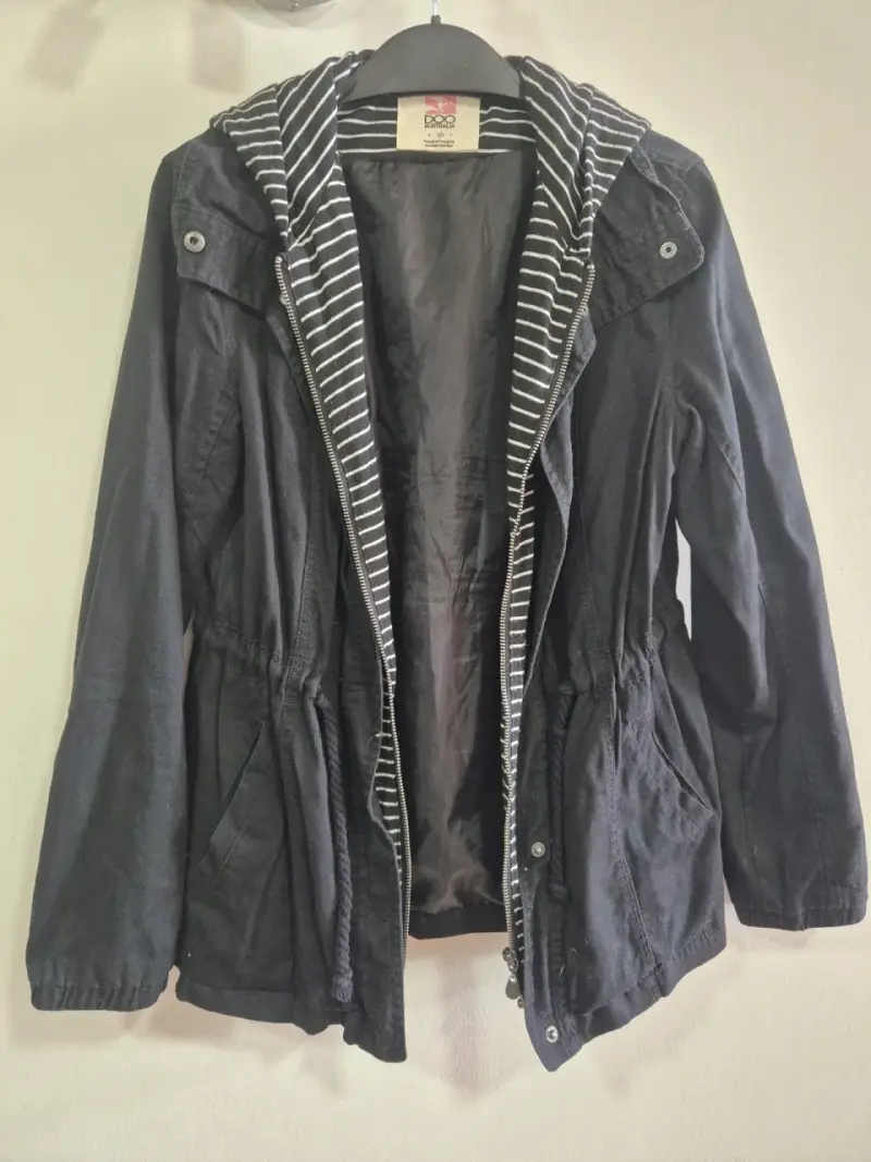Chaqueta negra con capucha a rayas