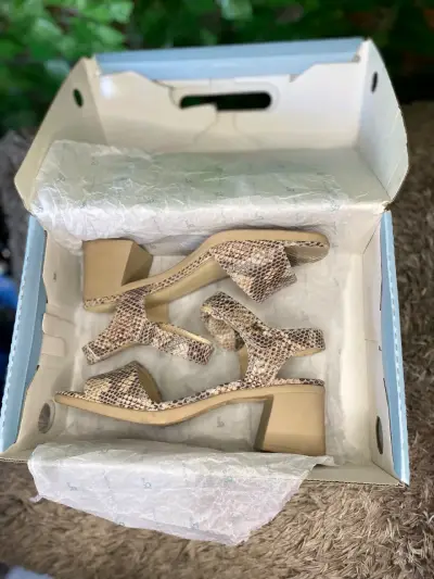 Sandalias de tacón medio con estampado de serpiente - miniatura 1