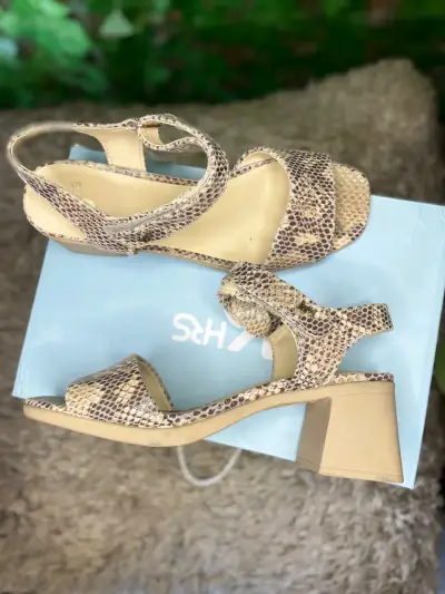 Sandalias de tacón medio con estampado de serpiente - miniatura 2