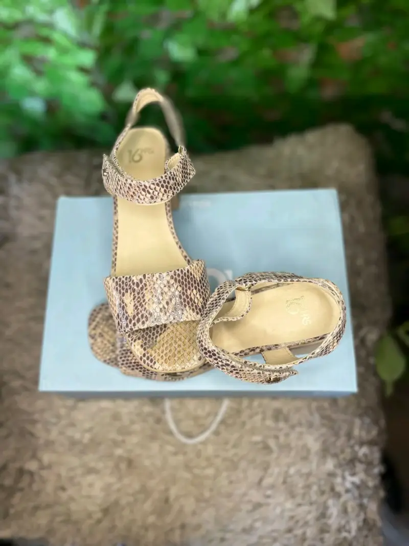 Sandalias de tacón medio con estampado de serpiente - 3