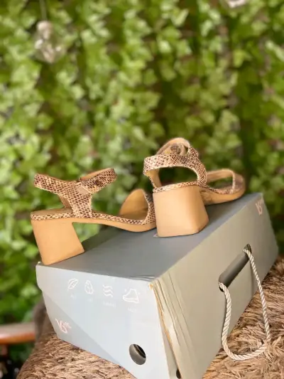 Sandalias de tacón medio con estampado de serpiente - miniatura 5