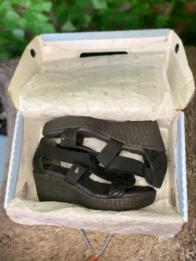 Sandalias negras con plataforma Bzees - miniatura 1