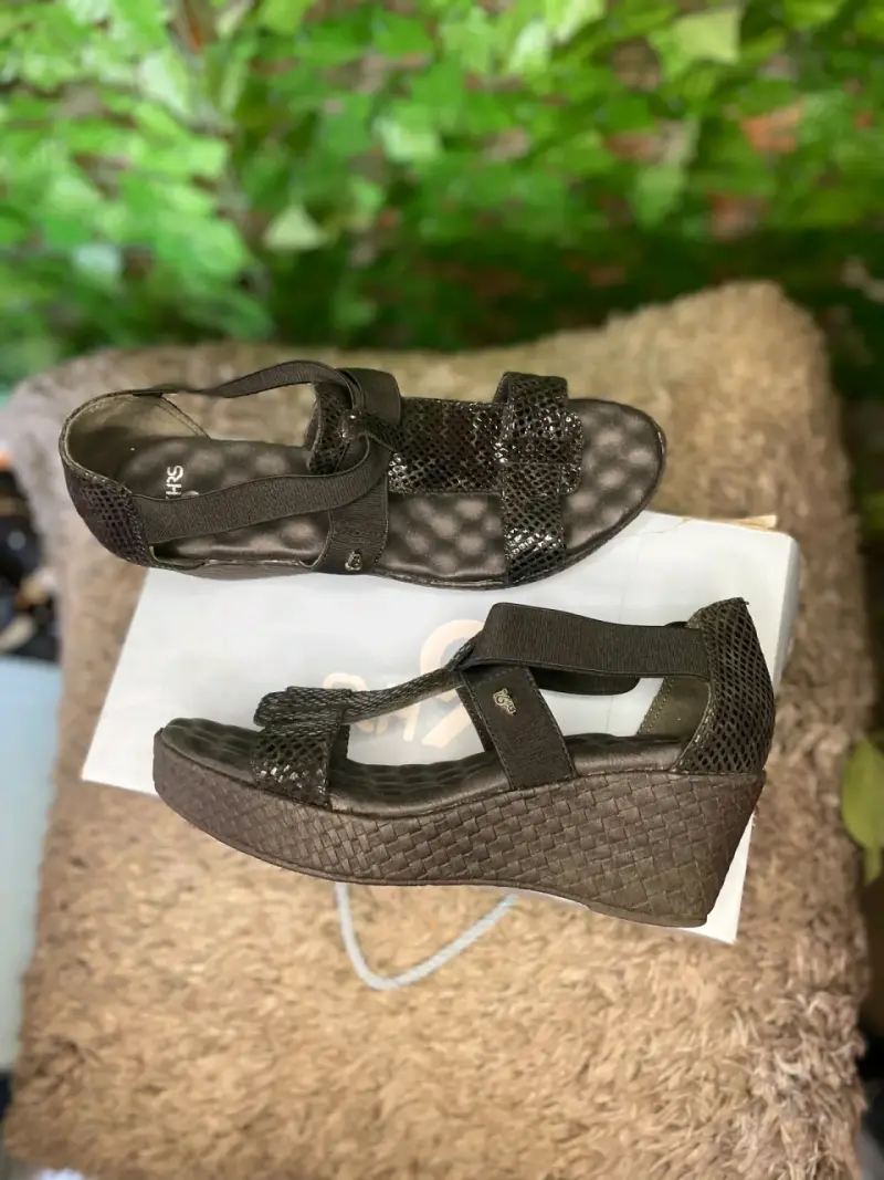 Sandalias negras con plataforma Bzees - 2