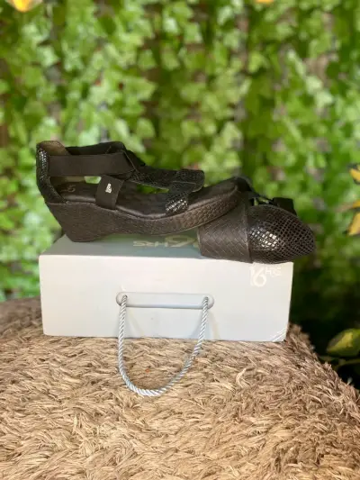 Sandalias negras con plataforma Bzees - miniatura 3