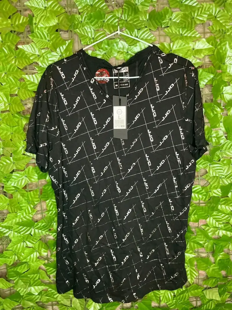 Polera negra JJO con estampado moderno - 1