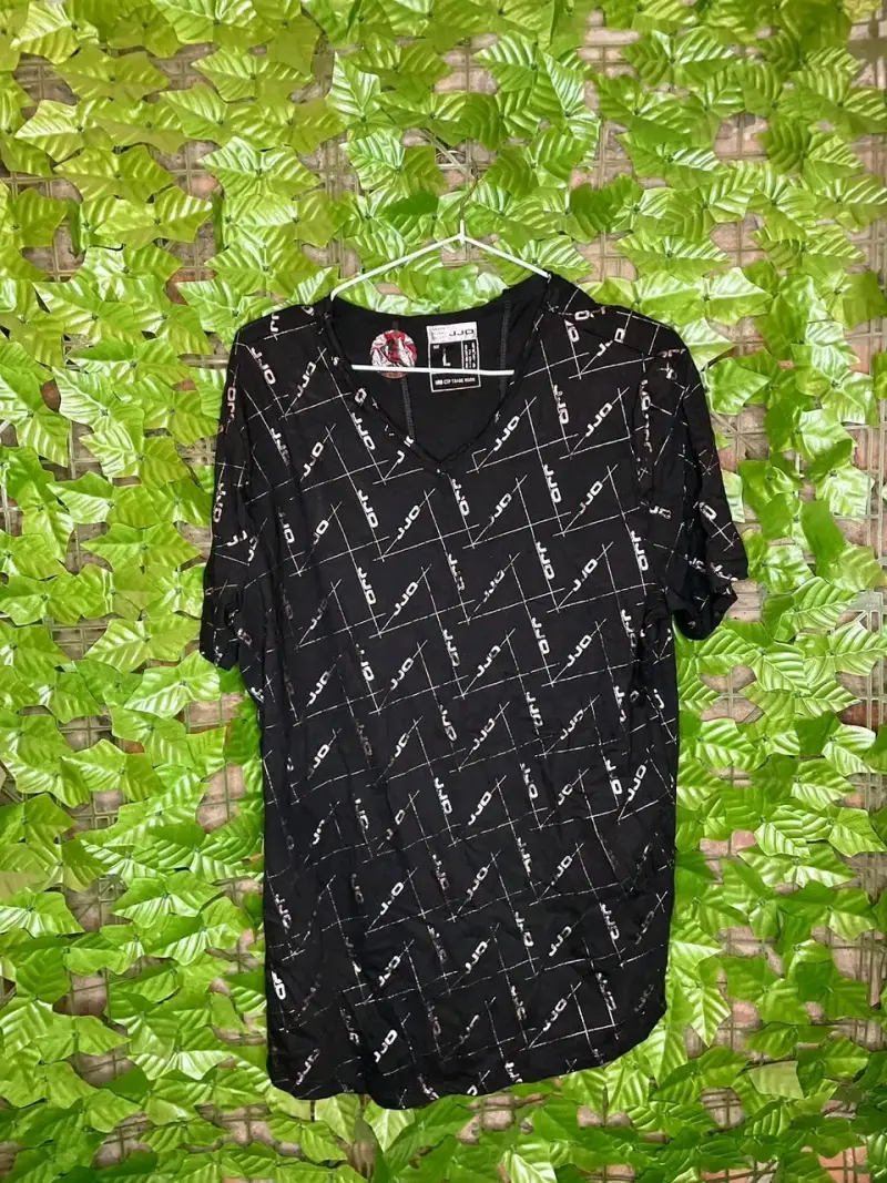 Polera negra JJO con estampado moderno - 2