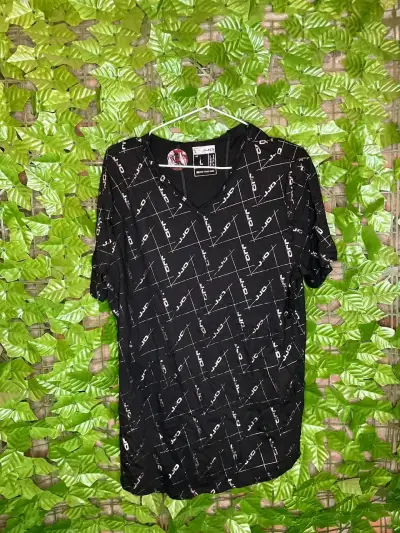 Polera negra JJO con estampado moderno - miniatura 2