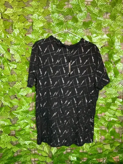 Polera negra JJO con estampado moderno - miniatura 3