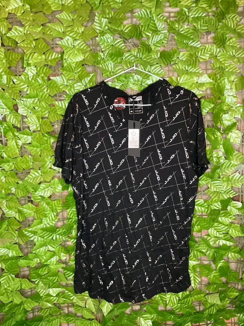 Polera negra JJO con estampado moderno - 4