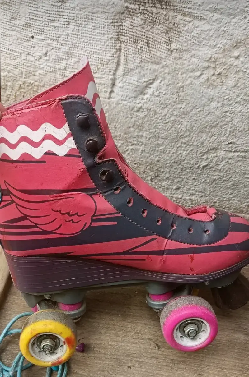 Patines retro de cuatro ruedas rosados - 1