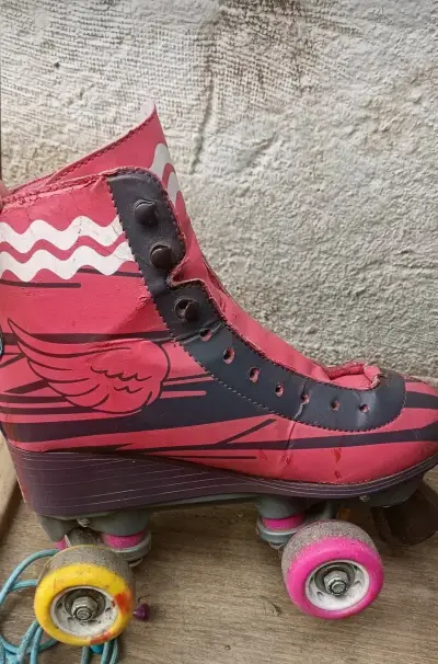 Patines retro de cuatro ruedas rosados - miniatura 1