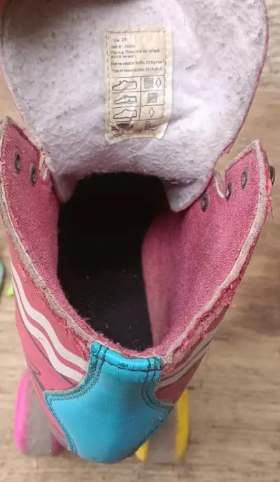 Patines retro de cuatro ruedas rosados - miniatura 3