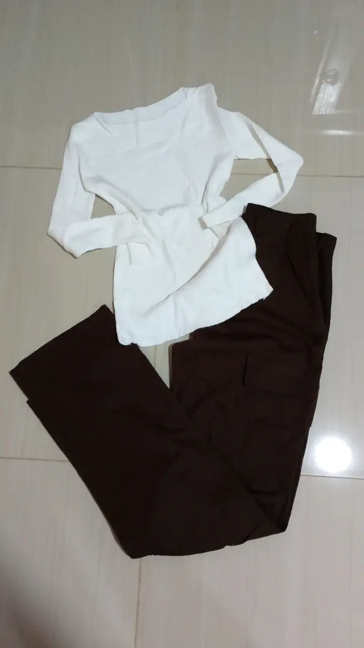 Conjunto blusa blanca y pantalón marrón - 1